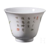 Famille-Rose Koppchen mit Bl&uuml;ten und Gedicht, China, wohl 19. Jhdt.