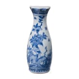 Blau-wei&szlig;e Wandvase mit Blumen und Vogel, China, wohl 18. Jhdt.
