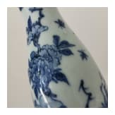 Blau-wei&szlig;e Wandvase mit Blumen und Vogel, China, wohl 18. Jhdt.