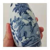 Blau-wei&szlig;e Wandvase mit Blumen und Vogel, China, wohl 18. Jhdt.