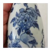 Blau-wei&szlig;e Wandvase mit Blumen und Vogel, China, wohl 18. Jhdt.