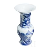 Fein bemalte blaue-wei&szlig;e Gu-Vase, China, wohl 18. Jhdt.
