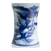 Fein bemalte blaue-wei&szlig;e Gu-Vase, China, wohl 18. Jhdt.