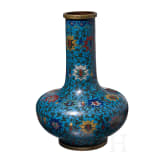 Gro&szlig;e Cloisonn&eacute;-Flaschenvase mit Lotusdekor, China, Anfang des 20. Jhdts.