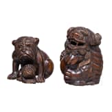 Zwei Netsuke: Knurrender Shishi und zwei Hunde, Japan, wohl Edo&ndash;Meiji-Zeit (18.&ndash;19. Jhdt.)