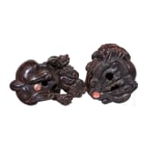 Zwei Netsuke: Knurrender Shishi und zwei Hunde, Japan, wohl Edo&ndash;Meiji-Zeit (18.&ndash;19. Jhdt.)