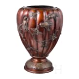 Vase mit V&ouml;geln auf bl&uuml;henden Zweigen, Japan Meji Periode