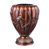 Vase mit V&ouml;geln auf bl&uuml;henden Zweigen, Japan Meji Periode