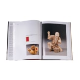 Sieben B&uuml;cher zum Thema Netsuke und japanischem G&uuml;rtelschmuck