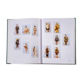 Neun B&uuml;cher zum Thema Netsuke und japanischem G&uuml;rtelschmuck