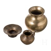 Gravierte Kanne, Lavabo und Lota-Vase aus Messing, Persien/Indien, 18./19. Jhdt.