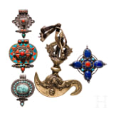 Silberner Kreuzanh&auml;nger, drei kleine Amulett-Anh&auml;nger (Gau) und rituelles Messer (Kartika), Tibet, 20. Jhdt.