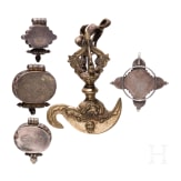Silberner Kreuzanh&auml;nger, drei kleine Amulett-Anh&auml;nger (Gau) und rituelles Messer (Kartika), Tibet, 20. Jhdt.