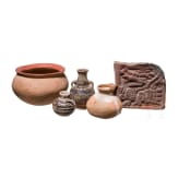 Fragment mit Fabelwesen, drei kleine Kr&uuml;ge und Schale, wohl pr&auml;kolumbisch
