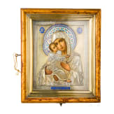 Ikone mit der Gottesmutter Wladimirskaja, mit Vermeil-Champlev&eacute;-Email-Oklad im Kiot, Russland, Ende 19. Jhdt. (Ikone), Moskau, Dmitrij Alexandrow, 1889 (Oklad)