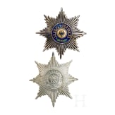 Zwei gro&szlig;e Gardestern-Auflagen f&uuml;r Helm, Ausf&uuml;hrung f&uuml;r Offiziere und Mannschaften, Russland um 1900