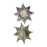 Zwei gro&szlig;e Gardestern-Auflagen f&uuml;r Helm, Ausf&uuml;hrung f&uuml;r Offiziere und Mannschaften, Russland um 1900