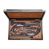 Ein hochwertiges Paar ebenholzgesch&auml;fteter Perkussionspistolen im Kasten, Paris, um 1840/50