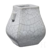 Kleine Vase mit Henkeln mit Ge-Typus Glasur, China, wohl 19. Jhdt.