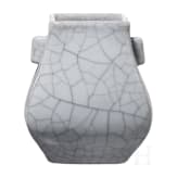 Kleine Vase mit Henkeln mit Ge-Typus Glasur, China, wohl 19. Jhdt.
