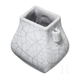 Kleine Vase mit Henkeln mit Ge-Typus Glasur, China, wohl 19. Jhdt.