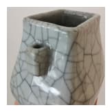 Kleine Vase mit Henkeln mit Ge-Typus Glasur, China, wohl 19. Jhdt.