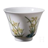 Famille-Rose Koppchen mit Bl&uuml;ten und Gedicht, China, wohl 19. Jhdt.