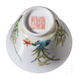 Famille-Rose Koppchen mit Bl&uuml;ten und Gedicht, China, wohl 19. Jhdt.