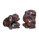 Zwei Netsuke: Knurrender Shishi und zwei Hunde, Japan, wohl Edo&ndash;Meiji-Zeit (18.&ndash;19. Jhdt.)