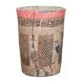 Pr&auml;kolumbischer Becher mit Reliefdekor, Maya-Kultur, sp&auml;tklassische Periode, ca. 900 n. Chr.