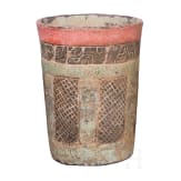 Pr&auml;kolumbischer Becher mit Reliefdekor, Maya-Kultur, sp&auml;tklassische Periode, ca. 900 n. Chr.