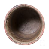Pr&auml;kolumbischer Becher mit Reliefdekor, Maya-Kultur, sp&auml;tklassische Periode, ca. 900 n. Chr.