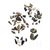 60 pr&auml;historische Spitzen aus Feuerstein, meist Archaikum Nordamerikas, 6. - 2. Jtsd. v. Chr.