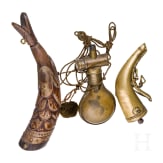Zwei Pulver- und eine Z&uuml;ndkrautflasche, deutsch, 19. Jhdt.