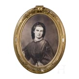 Marie in Bayern, K&ouml;nigin beider Sizilien (1841 - 1925) - lebensgro&szlig;es Portraitfoto im Prunkrahmen, um 1875