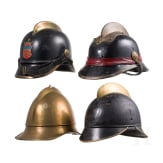 Vier Feuerwehrhelme