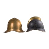 Vier Feuerwehrhelme