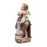 Devisenkind &bdquo;Un me suffit&ldquo;, Michel Victor Acier, 1775 (Entwurf), Meissen, vor 1924 (Ausf&uuml;hrung)