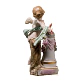 Devisenkind &bdquo;Un me suffit&ldquo;, Michel Victor Acier, 1775 (Entwurf), Meissen, vor 1924 (Ausf&uuml;hrung)