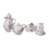 Porzellanservice mit Blumendekor, sowie drei Tassen mit Untertassen und Desserttellern, Nymphenburg, 20. Jhdt.