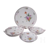 Porzellanservice mit Blumendekor, sowie drei Tassen mit Untertassen und Desserttellern, Nymphenburg, 20. Jhdt.