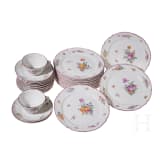 Porzellanservice mit Blumendekor, sowie drei Tassen mit Untertassen und Desserttellern, Nymphenburg, 20. Jhdt.