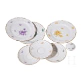 Porzellanservice mit Blumendekor, sowie drei Tassen mit Untertassen und Desserttellern, Nymphenburg, 20. Jhdt.