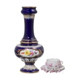 Tasse mit Untertasse mit plastischen Blumen und kobaltblaue Vase, Meissen, um 1890/um 1920
