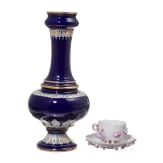 Tasse mit Untertasse mit plastischen Blumen und kobaltblaue Vase, Meissen, um 1890/um 1920