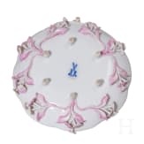 Tasse mit Untertasse mit plastischen Blumen und kobaltblaue Vase, Meissen, um 1890/um 1920