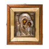 Kleine Ikone mit der Gottesmutter von Kasan mit Silberoklad und Kiot, Russland, um 1900 (Ikone), Moskau, 1908-1917 (Oklad)