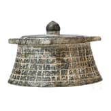 Sumerische Pyxis aus Chlorit mit Ritzverzierung, 2. Jtsd. v. Chr.