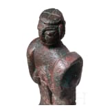 Kultaxt aus Bronze mit Darstellung eines W&uuml;rdentr&auml;gers mit Dolch, sp&auml;te Bronzezeit des &ouml;stlichen Vorderasiens, 13. - 11. Jhdt. v. Chr.