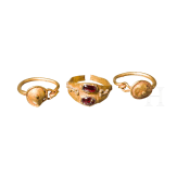 Paar Ohrringe und ein Fingerring mit zwei Cabochons und Granalien, r&ouml;misch, 3. Jhtd. n. Chr.